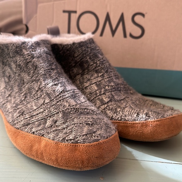 Woman’s TOMS slippers size 10 (worn 2x) - Picture 4 of 8